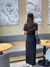 法曼萱（FAMANXUAN）萊賽爾天絲黑色三醋酸連衣裙女夏新款高級(jí)感抽褶小黑裙 玫瑰黑 S 160/84A 曬單實(shí)拍圖