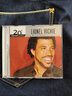 全新現(xiàn)貨 The Best of Lionel Richie 萊昂納爾里奇 精選 CD G28 M26 M27 曬單實(shí)拍圖