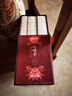 現貨包郵 紅樓夢(mèng) 俞平伯精校評點(diǎn)脂批本（精裝，上中下全三冊，以忠實(shí)原著(zhù)的早期抄本戚序《石頭記》為底本，雙行夾批呈現俞平伯精校內容、脂硯齋批語(yǔ)）鎖線(xiàn)精裝、全彩印刷、雙行夾批、彩繪刷邊 曬單實(shí)拍圖