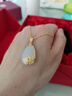 中國(guó)黃金（CHINA GOLD）水滴花朵黃金吊墜女款金鑲玉項(xiàng)鏈和田玉足金掛墜生日送女朋友禮物 情人節(jié)禮盒+吊墜【贈(zèng)銀鏈】約1.1g 曬單實(shí)拍圖