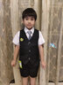 蘿卜唄唄 新款兒童禮服夏季女童禮服小西裝畢業(yè)服幼兒園男女舞臺大合唱演出服表演服 男童黑色四件套（馬甲+短褲+襯衫+領(lǐng)帶） 130cm建議體重43-50斤 曬單實(shí)拍圖