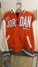 NIKE JORDAN 耐克AJ童裝男童棒球夾克春秋兒童連帽上衣外套 火焰桔 110 /56 【建議身高104-110cm】 曬單實(shí)拍圖