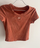 CHUU字母刺繡扎染T恤女2025秋季新品辣妹打底衫短袖圓領(lǐng)短上衣 臟橘 均碼 曬單實(shí)拍圖