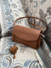 巖牛包包女2024新款秋冬斜挎包托特包大容量真皮女包單肩枕頭包 金棕色 曬單實(shí)拍圖