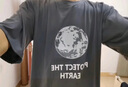 百鵲亭（BAIQUETING）兩件裝】短袖T恤男夏季印花寬松衣服五分袖ins港風(fēng)青少年圓領(lǐng)t恤 地球 深灰+地球 藍(lán)色 2XL【 建議130-150斤】 曬單實拍圖