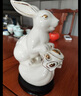 一匹駿馬陶瓷小兔子擺件藝術(shù)工藝品白黃紅色瓷器玉兔擺件高檔可愛(ài)客廳酒柜 小號  錢(qián)袋兔 - 白瓷描金款 曬單實(shí)拍圖