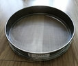 楚歌質(zhì)優(yōu)品304不銹鋼樣篩,土篩子,土鱉篩,黃粉蟲(chóng)篩,紅蟲(chóng)篩,沙子篩網(wǎng) 直徑35厘米(8至200目留言) 曬單實(shí)拍圖