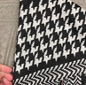 飛鷹城堡針織圍巾防寒保暖冬季2026新款男女時(shí)尚百搭情侶款三角巾簡(jiǎn)約圍脖 千鳥(niǎo)格黑白 曬單實(shí)拍圖