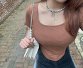 邦伊芙又純又欲上衣短袖女2023新款潮夏季設計感小眾ins甜辣妹短款弧形 咖色優(yōu)質(zhì)版 S 建議70-85斤 曬單實(shí)拍圖