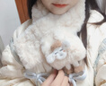 西本兔毛絨圍巾女秋冬季2025新款保暖交叉圍脖學(xué)生可愛(ài)卡通小熊百搭脖套 【小羊壓花款】米色 曬單實(shí)拍圖
