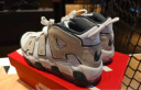 NIKE耐克（滔搏运动）男大童NIKE AIR MORE UPTEMPO KI (GS)篮球鞋 FQ1938-100 38 实拍图