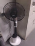 西聯(lián) 噴霧電風(fēng)扇加濕物理制冷落地扇大風(fēng)力安靜輕音遙控帶加濕器循環(huán)水冷霧化風(fēng)扇臥室客廳空氣循環(huán)扇 森林噴霧扇3扇葉【機械款】【無(wú)遙控】白色 曬單實(shí)拍圖