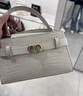 CHARLES&KEITH鱷魚紋凱莉包手提斜挎婚包包女包生日禮物CK2-50270880-1 Ivory象牙色 S 曬單實拍圖
