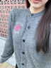 MARDI玫瑰logo刺繡羊毛衫24年秋冬新款修身顯瘦紐扣針織開(kāi)衫女毛衣外套 TF901 灰色 均碼 曬單實(shí)拍圖