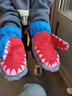 青禾潤美兒童保暖手套掛脖冬季玩雪騎行東北旅游防水防滑加絨加厚蜘蛛鯊魚(yú) 灰色鯊魚(yú)嘟嘟（4-8歲） 曬單實(shí)拍圖