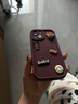 鑒百伊 可愛(ài)立體咖啡熊iPhone手機殼蘋(píng)果手機保護套全包攝像頭硅膠軟殼情侶男女防摔卡通可愛(ài)個(gè)性 酒紅色【全包精孔+立體咖啡熊+加厚防摔】 iPhone 15 曬單實(shí)拍圖
