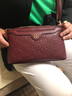 苡夏軟皮女包2021新款單肩包女韓版時(shí)尚斜挎包包壓花中年媽媽包休閑百搭女士小包 酒紅色 曬單實(shí)拍圖