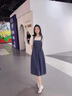 唐菓蜜（TANG GUO MI）牛仔背帶連衣裙女2023夏季新款女裝韓版時(shí)尚百搭收腰顯瘦裙子夏天 白色上衣+深藍(lán)色背帶裙 M (建議100-115斤) 曬單實(shí)拍圖