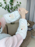 察今可愛(ài)毛絨袖套成人女生兒童長(zhǎng)款防臟手袖冬季羽絨服套袖小熊男護(hù)袖 白色草莓小熊-加厚長(zhǎng)款 曬單實(shí)拍圖