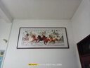 曼遇青絲馬到成功字畫(huà)辦公室掛畫(huà)八駿圖客廳裝飾畫(huà)新中式沙發(fā)背景墻畫(huà)壁畫(huà) FJ103【馬到成功-平面款】 183*83cm 紅胡桃木紋鋁框+閃銀布 曬單實(shí)拍圖