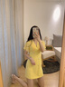AUI 小個子V領連衣裙女2022年夏季新品設計感時尚女裝收腰a字裙子 黃色 XS 曬單實拍圖