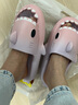 遲到時(shí)光鯊魚(yú)拖鞋男夏季室內家居情侶防滑靜音涼拖鞋踩屎感厚底拖鞋女夏 粉紫 40-41 【適合40-41碼】 曬單實(shí)拍圖