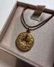 六福珠寶足金蓮花花絲平安扣黃金吊墜頸繩送禮 計價(jià) EZGTBP0001 7.62克(含工費900元) 曬單實(shí)拍圖