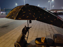 浪漫美西電瓶電動(dòng)車(chē)雨傘遮雨棚新款可拆安全防曬擋雨遮陽(yáng)傘摩托車(chē)加厚遮陽(yáng) 黑色羽毛 （加粗黑傘架）A支架 曬單實(shí)拍圖