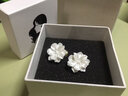 [KASIYU]「初戀」明星同款耳釘花朵蚊香盤(pán)耳夾女無(wú)耳洞法式白花耳環(huán)耳飾 耳夾一對 曬單實(shí)拍圖