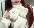 西本兔毛絨圍巾女秋冬季2025新款保暖交叉圍脖學(xué)生可愛(ài)卡通小熊百搭脖套 【小羊壓花款】白色 曬單實(shí)拍圖