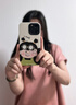 圣圖朗趣味綠衣男孩女孩適用iphone15promax蘋(píng)果13手機(jī)殼硅膠套11搞怪表情14情侶浮雕12新款16防摔保護(hù)套 小羊皮-搞怪表情-綠衣女孩 iPhone 13 Pro Max 曬單實(shí)拍圖