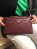 苡夏軟皮女包2021新款單肩包女韓版時(shí)尚斜挎包包壓花中年媽媽包休閑百搭女士小包 酒紅色 曬單實(shí)拍圖