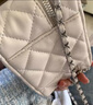 伊梵絡(luò )質(zhì)感迷你包包女2026春新款小眾設計菱格鏈條斜挎包百搭手提水桶包 米白色 曬單實(shí)拍圖
