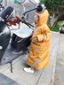 電動(dòng)車(chē)擋風(fēng)被冬季加絨加厚兒童摩托車(chē)擋風(fēng)罩外套長(cháng)款帶擋風(fēng)帽親子款電瓶車(chē)后座擋風(fēng)衣防風(fēng)衣防水 黃色S【適合身高115cm】 曬單實(shí)拍圖