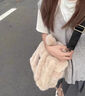 芙玖兔出游包包女2025秋冬新款毛絨托特包可愛(ài)手提包百搭通勤單肩斜跨包 卡其色 曬單實(shí)拍圖