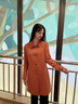 亦朵風(fēng)衣女春秋女裝時(shí)尚溫柔直筒風(fēng)衣女中長(zhǎng)款氣質(zhì)百搭橘色外套 橘色 XL 曬單實(shí)拍圖
