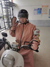 沃之沃 電動(dòng)車(chē)擋風(fēng)被加絨加厚全身冬季連體連帽防水防風(fēng)衣電瓶車(chē)騎車(chē)擋 加厚加絨-中厚款-（90-120斤）-中碼-米灰 連體款 曬單實(shí)拍圖