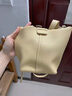 袋鼠女包小臟柜春夏新款韓版時(shí)尚菜籃子手提柔軟質(zhì)感單肩斜挎水桶包 米色 曬單實(shí)拍圖