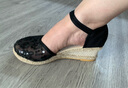 娟的絹 夏季圓頭坡跟女士涼鞋網(wǎng)紗鏤空高跟布鞋防滑牛筋底包頭休閑涼鞋 黑色 39 曬單實(shí)拍圖
