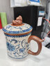 唐豐青花汝窯茶杯茶水分離辦公室泡茶杯陶瓷馬克杯帶蓋大號水杯三件套 米黃繁花貔貅辦公杯三件套 曬單實(shí)拍圖