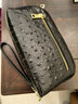 tushky品牌時(shí)尚真皮手拿包女百搭2025新款鴕鳥(niǎo)紋情人節手包放手機零錢(qián)包 黑色 曬單實(shí)拍圖