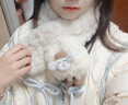 西本兔毛絨圍巾女秋冬季2025新款保暖交叉圍脖學(xué)生可愛(ài)卡通小熊百搭脖套 【小羊壓花款】米色 曬單實(shí)拍圖
