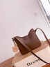 viney新款包包女包時(shí)尚水桶包輕奢單肩斜挎包生日禮物高級感送女友老婆 【咖色】女生實(shí)用走心 品牌小眾百搭休閑通勤大包 曬單實(shí)拍圖