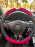 尚行者四季通用汽車(chē)方向盤(pán)套女d型可愛(ài)女款網(wǎng)紅卡通防滑吸汗夏季車(chē)把套 菜菜熊[玫紅+黑]方向盤(pán)套(圓形) 曬單實(shí)拍圖