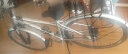 飞鸽（FLYING PIGEON）飞鸽旅行自行车700C铝合金架公路车油刹禧玛诺变速成人男女代步车 旅行800-蓝图24速-线碟 月光银 实拍图