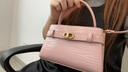 CHARLES&KEITH鱷魚紋凱莉包手提斜挎婚包包女包生日禮物CK2-50270880-1 Light Pink淺粉色（新色） S 曬單實拍圖