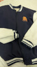 真維斯童裝外套男童棒球服學(xué)院風(fēng)開(kāi)衫潮百搭運動(dòng)上衣夾棉加厚保暖棒球服 【加厚棒球服】藏青 橘空心熊小標 160 cm 曬單實(shí)拍圖