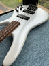 IBANEZ依班娜電貝斯SR300E-PW主動(dòng)拾音四弦貝司初學(xué)者入門男女學(xué)生BASS 曬單實(shí)拍圖