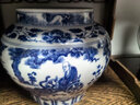 景德鎮(zhèn)陶瓷器仿元青花鬼谷子下山罐工藝品客廳擺件家居酒柜玄關(guān)書(shū)房博古架辦公室茶室裝飾品瓷瓶藝術(shù)品擺設(shè) 高白仿元青花鬼谷子下山圖罐（配旋轉(zhuǎn)底座+證書(shū)） 曬單實(shí)拍圖