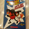【爆款搞笑橋梁書】宮保雞丁1-5冊 Pow Chicken學(xué)樂大樹系列Scholastic Branches章節(jié)橋梁書笑到肚子疼的英文趣味故事書小學(xué)生推薦讀物 宮保雞丁1-4冊（藍(lán)思：550-590L 曬單實拍圖